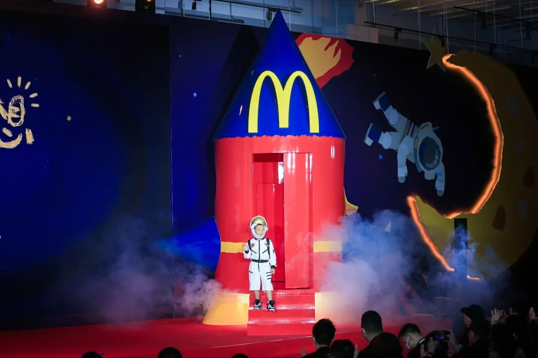 汕头麦当劳中国为孩子“点亮梦想”，带你上天！
